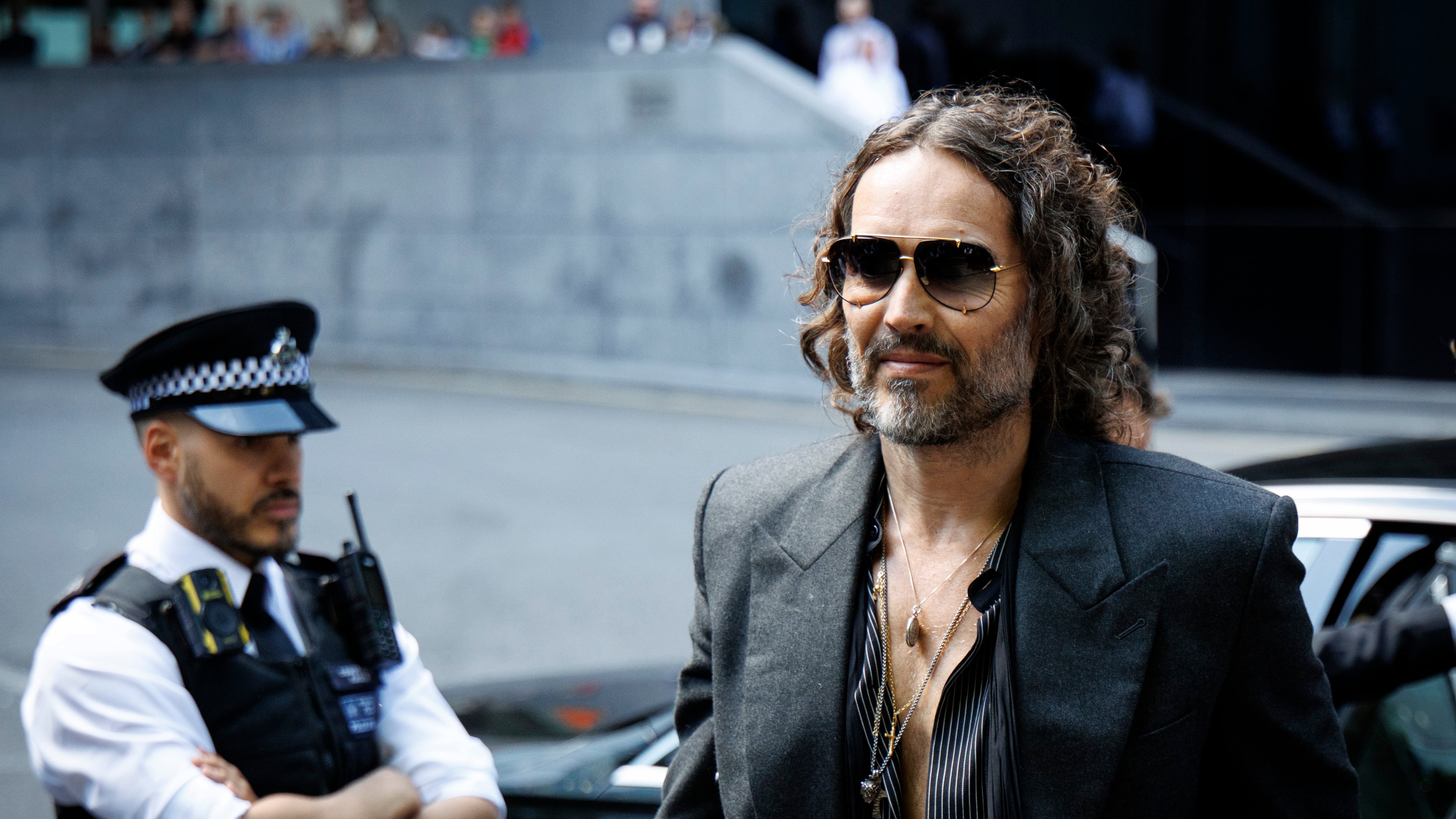 El comediante y actor británico Russell Brand, el 30 de mayo de 2025 a su llegada al Tribunal de la Corona de Southwark en Londres para presentar su declaración sobre los cargos de violación y agresión sexual que se le imputan. EFE/EPA/TOLGA AKMEN