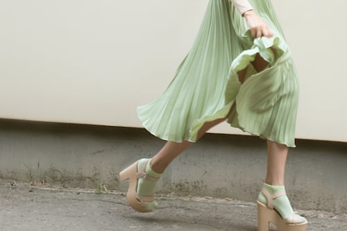 ¡Adiós jeans! Las faldas ‘campana’ le dan un giro a moderno y sofisticado a tu look