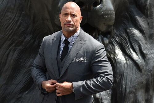 ¿Le quedó? Dwayne Johnson se disfraza de David Beckham