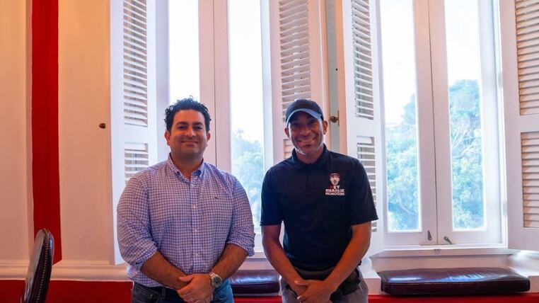 José Yovín, esposo de la gobernadora de Puerto Rico, junto a "El Rey Charlie".