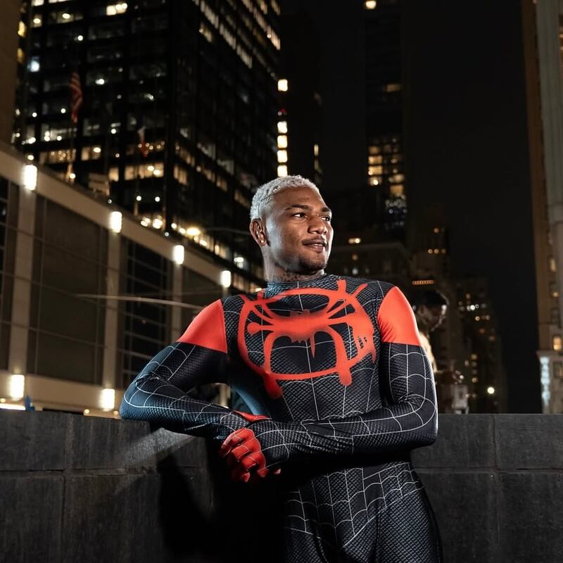El peleador ecuatoriano recorrió Manhattan disfrazado de Miles Morales antes de su combate en el Madison Square Garden.