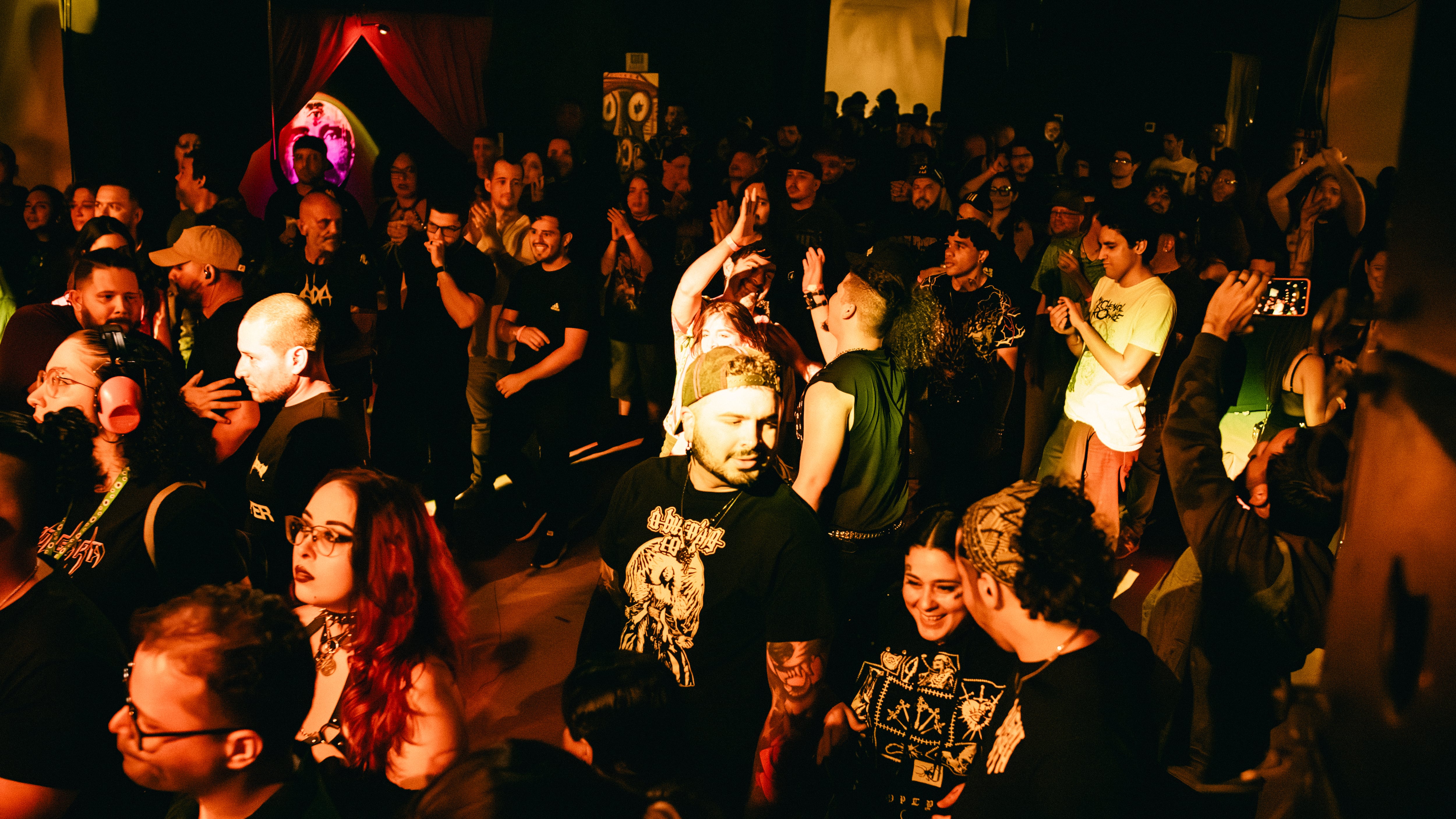 Asistentes disfrutan del ambiente del Wacken Open Air Warm Up Party, en una noche que reunió a fanáticos de distintas generaciones en La Respuesta. Foto por: Derek Massa (D Masa Productions)