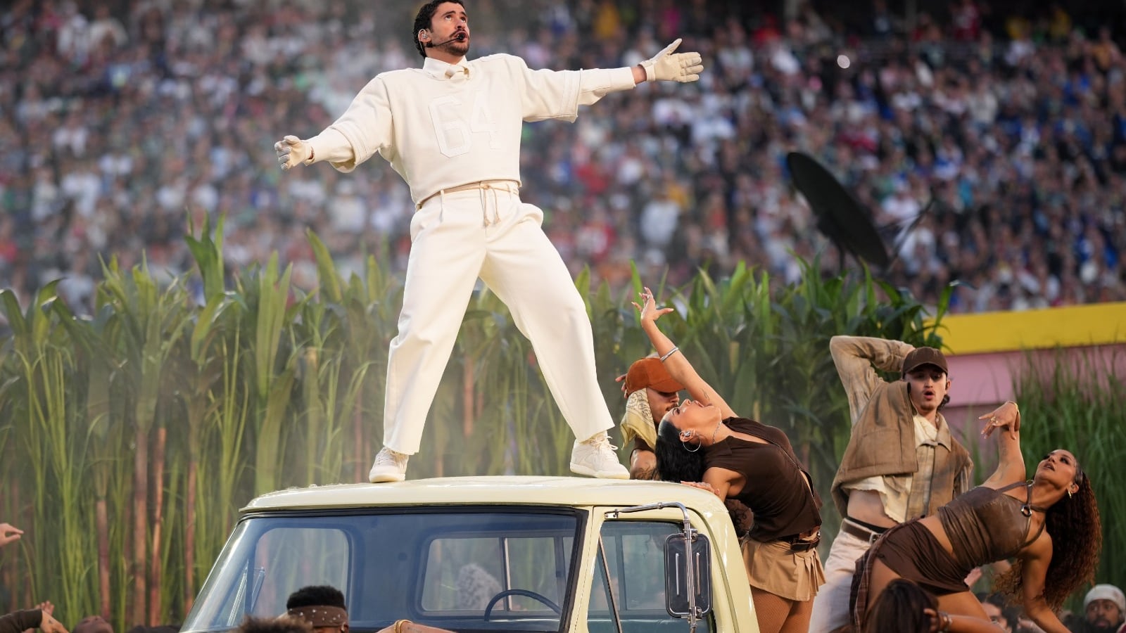 Foto “Lo único más poderoso que el odio es el amor”: la frase viral del Super Bowl de Bad Bunny.