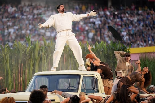 La única frase en inglés que se leyó en el show de Bad Bunny en el Super Bowl: un mensaje para el mundo