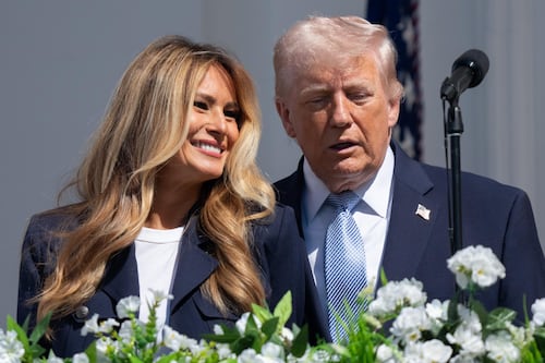 Melania Trump pide que dejen los embustes que la vinculan con Epstein