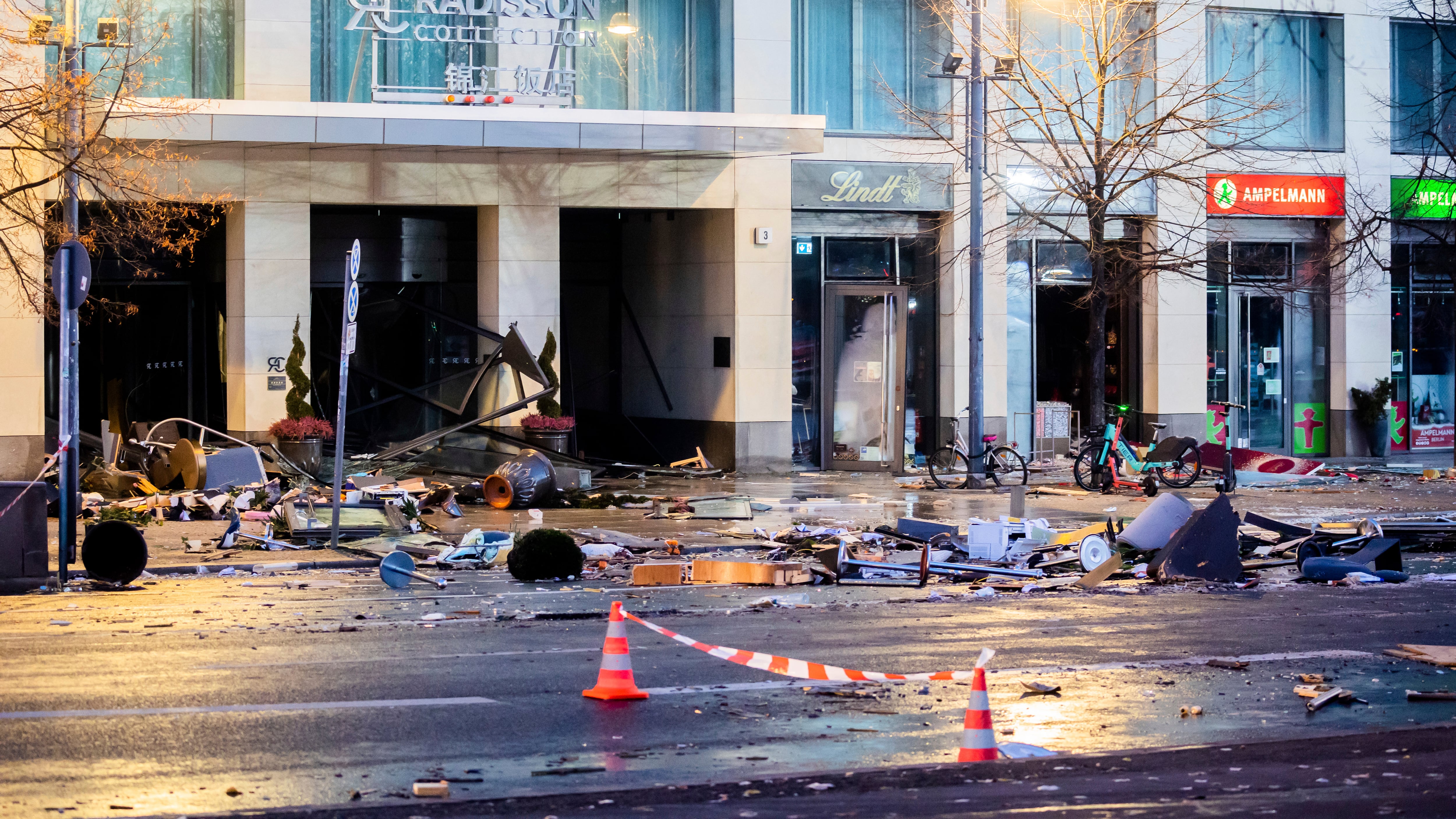 Restos esparcidos por la calle tras reventar un acuario de gran tamaño en el Seal Life Aquarium, en el centro de Berlín, Alemania, el 16 de diciembre de 2022. (Christoph Soeder/dpa via AP)