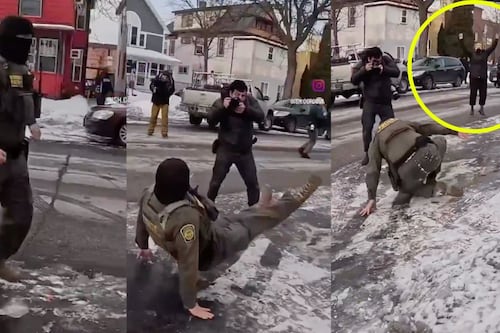 Agente del ICE sufre caída durante redada y manifestantes se burlan de él