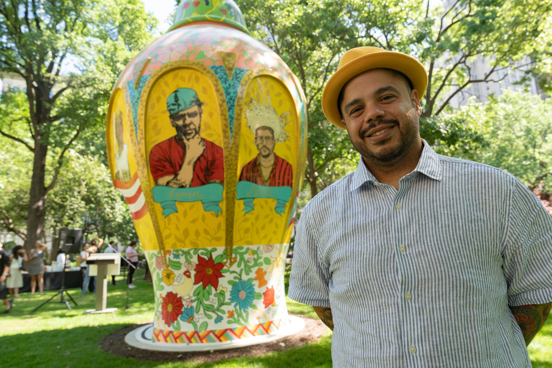 Rinden tributo a Bad Bunny y Residente con escultura a la cultura boricua en Nueva York