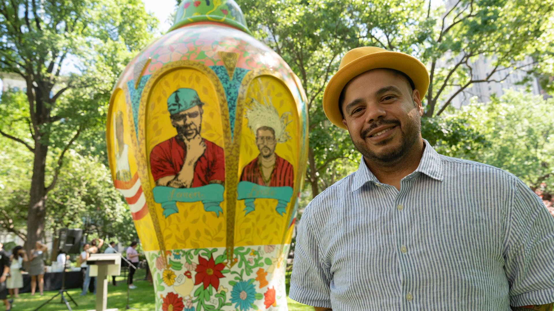 AME3365. NUEVA YORK (ESTADOS UNIDOS), 20/05/2026.- El artista y poeta puertorriqueño Roberto Lugo posa junto a su escultura 'Alfarero del barrio' expuesta este miércoles, en el Madison Square Park en Nueva York (EE.UU). EFE/ Angel Colmenares