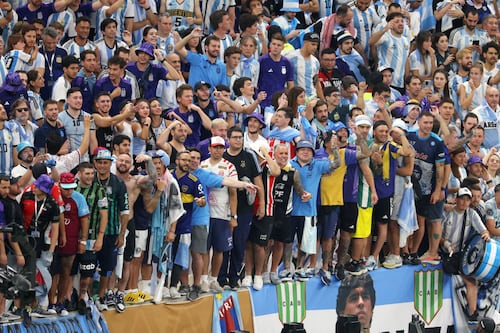 Fanática eufórica de Argentina se quitó la ropa en estadio de Qatar 
