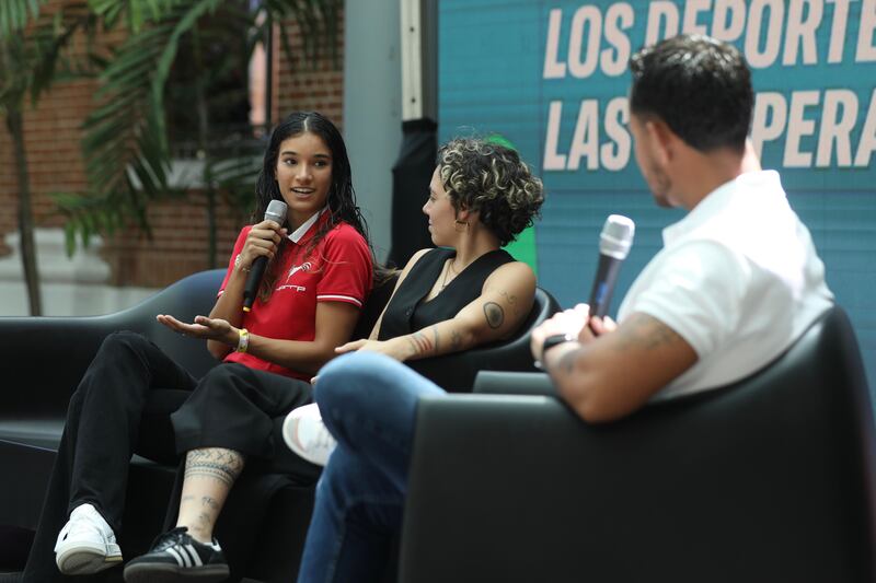 La atleta Deyanelis Rodríguez Morales, izquierda, explica que uno de los mayores retos fue llegar hasta el lugar de entrenamiento, dado que no tiene carro.Foto por Brandon González Cruz | Centro de Periodismo Investigativo
