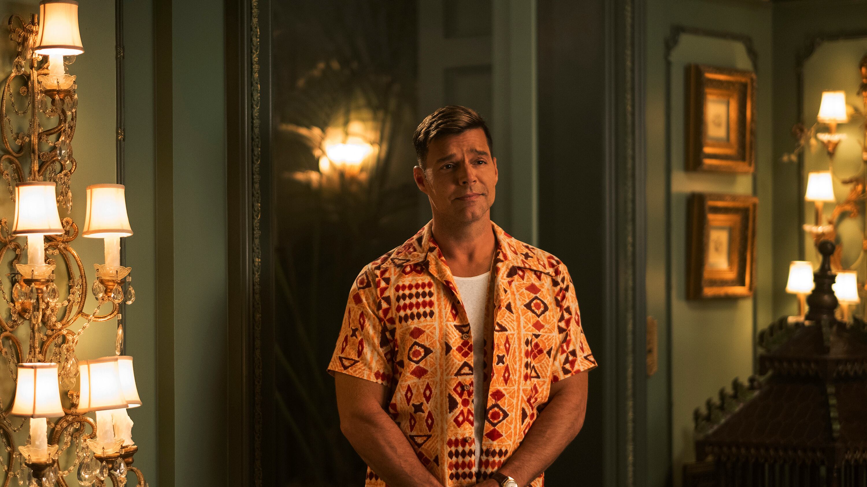 Serie. Ricky Martin en una escena de Palm Royale, de Apple TV+. / Apple TV+ via AP