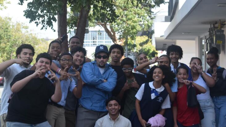 Estudiantes de Escuela Ocupacional Rafael Cordero Molina se tiran foto con Bad Bunny