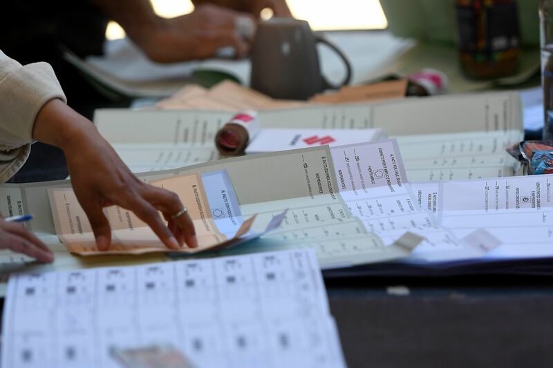 Vocales de mesa elecciones 2024 en Chile