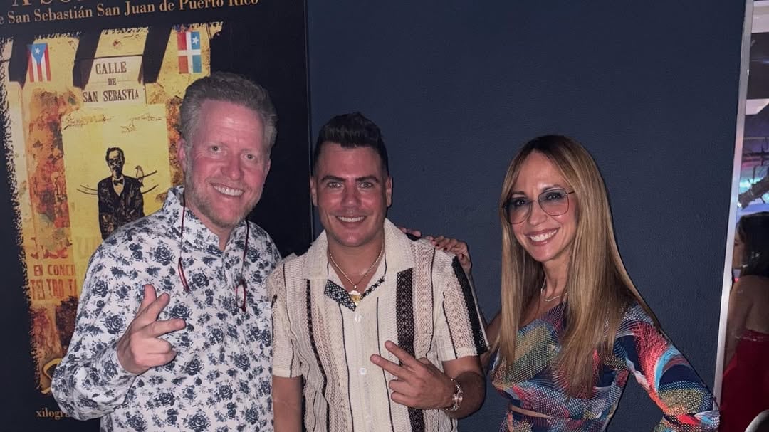 David Bernier y Alexandra Fuentes compartieron con Jovani Vázquez en una fiesta navideña del dentista.