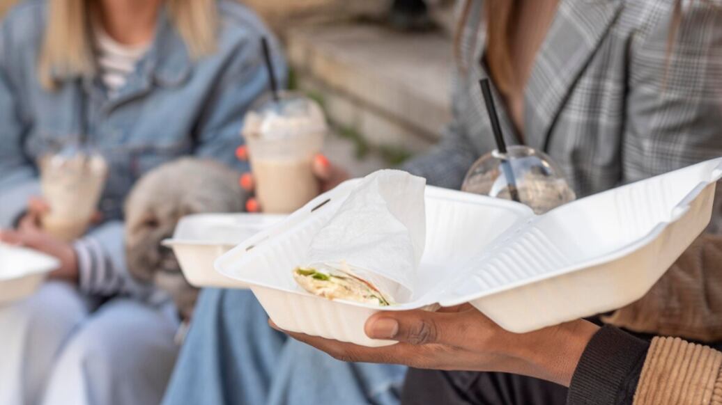 Mejores amigos pasando el rato mientras disfrutan de una taza de café