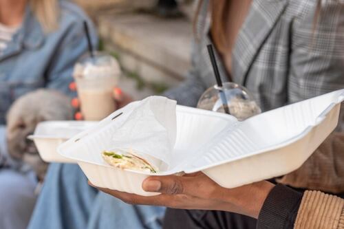 Cada vez más empleados federales buscan alimentos ante cierre del gobierno