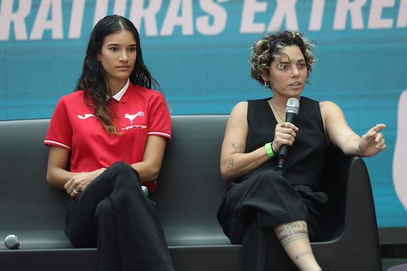 La futbolista profesional Adriana “Tuti” Tirado, derecha, junto a Rodríguez Morales, aconseja que también se debe considerar las horas de descanso, entre otras medidas, ante el cambio climático.
