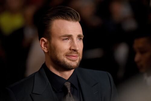 Chris Evans responde si saldría con Shakira