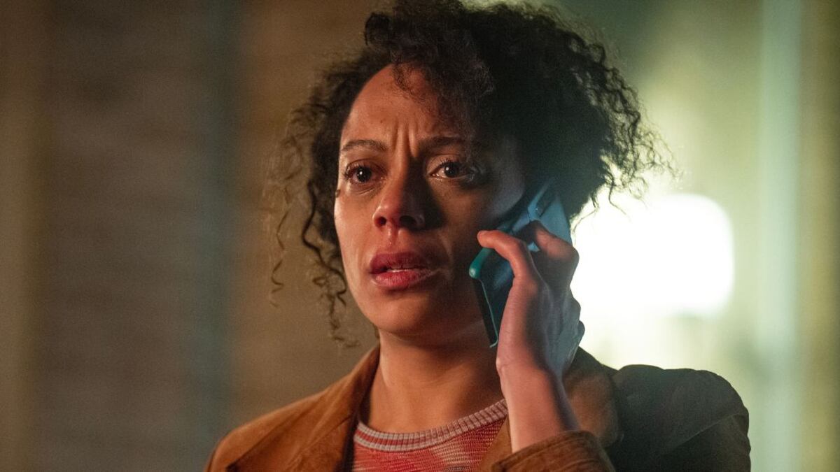 Rosalind Elezar como Kat Donovan en la serie Me haces falta