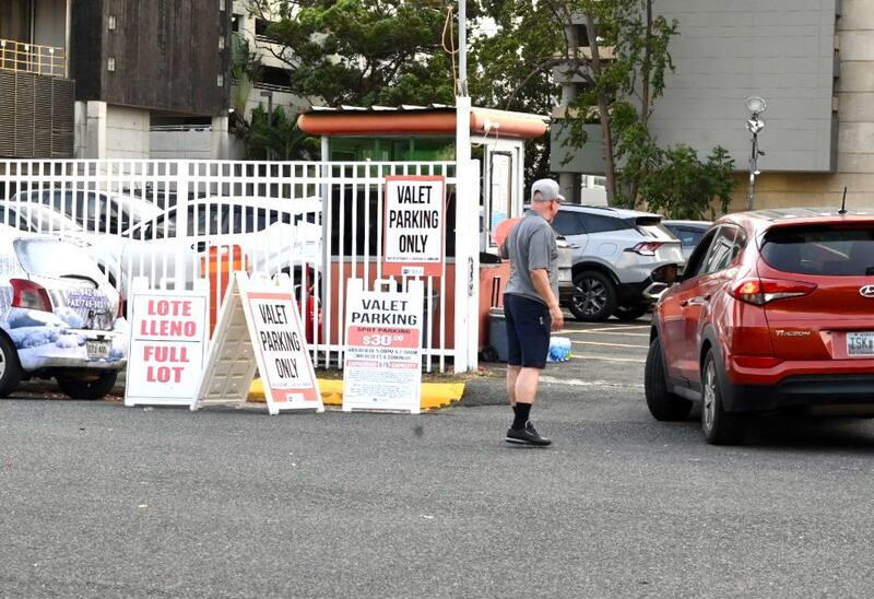 Personas de todas partes llegaron hasta el Coliseo de Puerto Rico, José Miguel Agrelot.