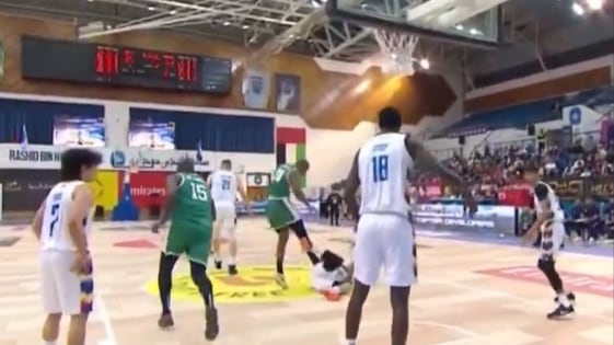 El centro de la selección de Puerto Rico le propinó una patada a otro jugador.