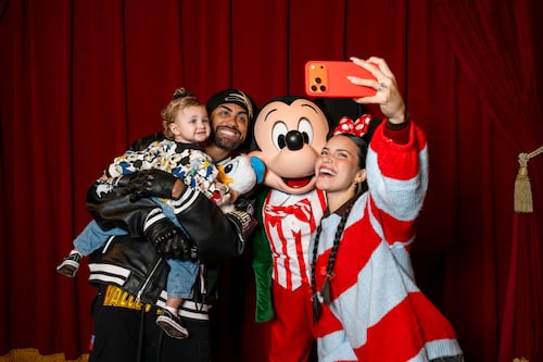 Aiunii (la hija de Jay Wheeler) regresa y le dice su palabra favorita a otro bebé