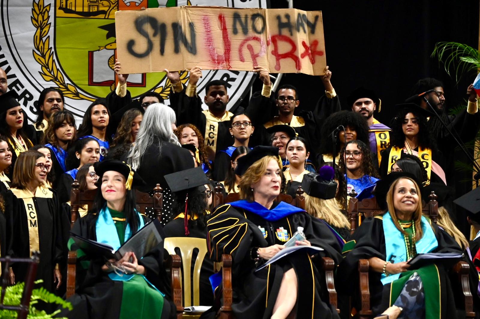 Entre abucheos y protestas: Zayira Jordán baila para sobrevivir graduación del RCM