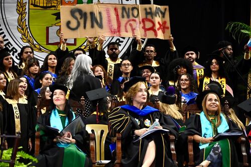 Entre abucheos y protestas: Zayira Jordán baila para sobrevivir graduación del RCM