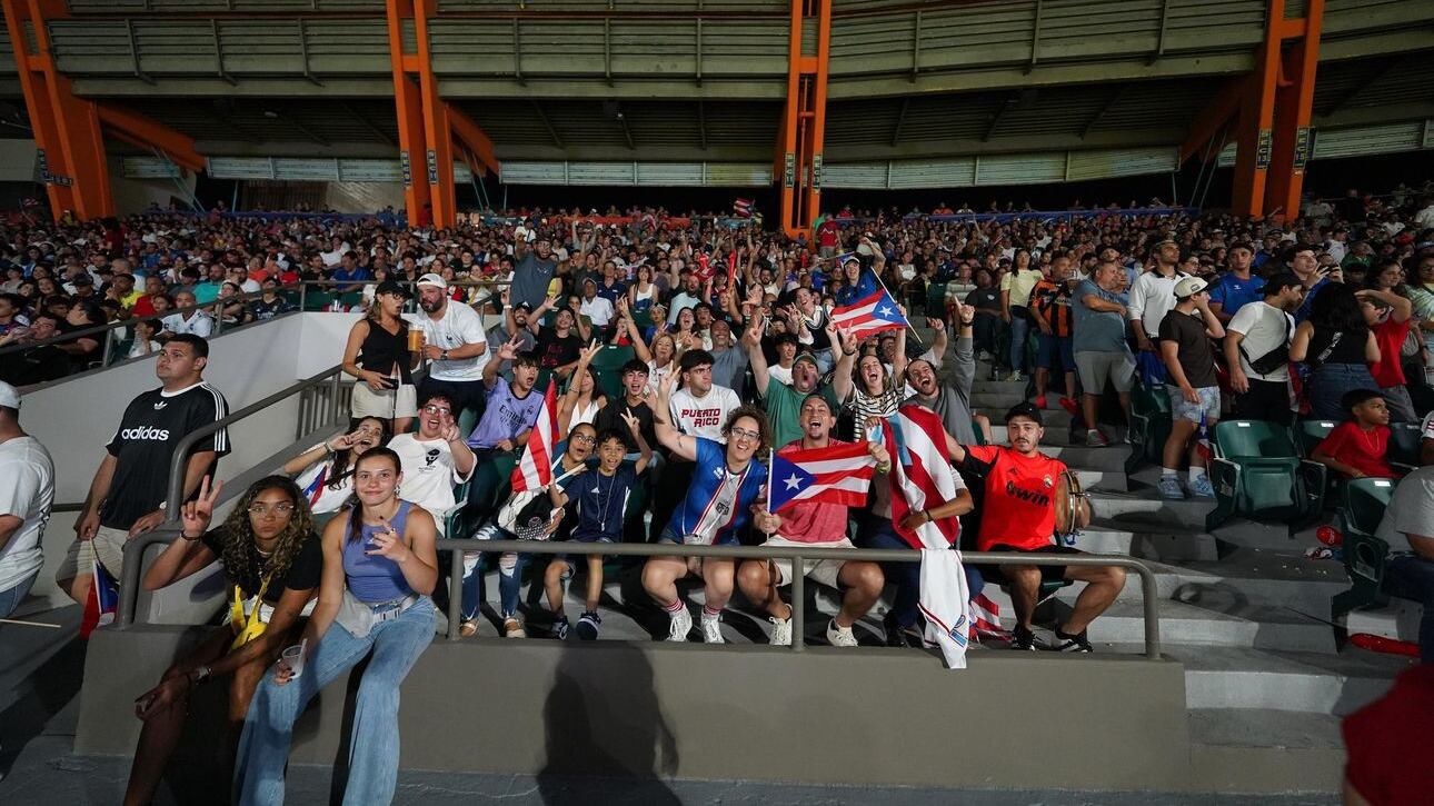 El público durante un partido de la selección de fútbol de Puerto Rico.