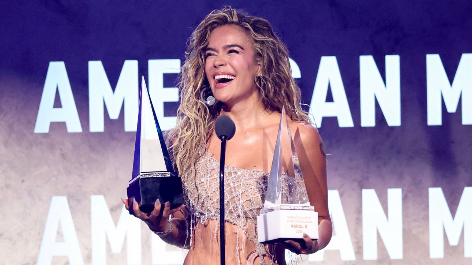 Karol G recibe importante premio en la edición #52 de los American Music Awards.