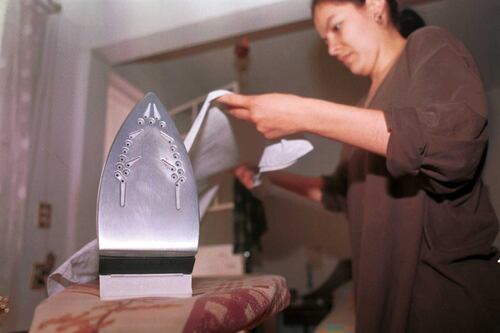 Esposa le cobra a marido por limpiar la casa