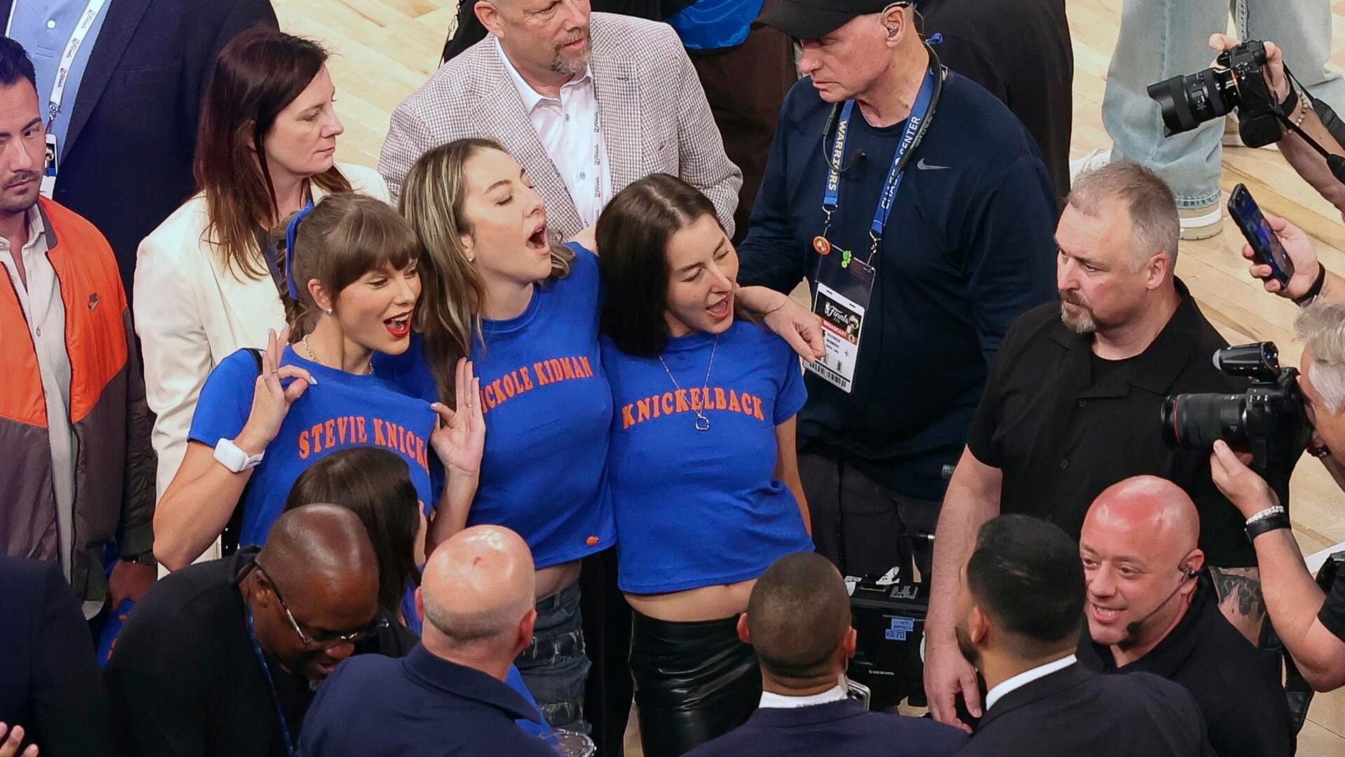 (De izquierda a derecha) Taylor Swift, Este Haim y Alana Haim posan para una foto antes del cuarto partido de las Finales de la NBA, que enfrentó a los San Antonio Spurs y los New York Knicks en el Madison Square Garden de Nueva York, Nueva York (EE.UU.). EFE/SARAH YENESEL PROHIBIDO SU USO EN SHUTTERSTOCK