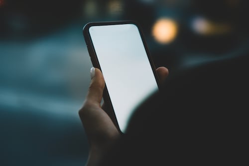 El botón del pánico preventivo: Por qué tu teléfono necesita un reinicio urgente para evitar hackeos y errores de sistema