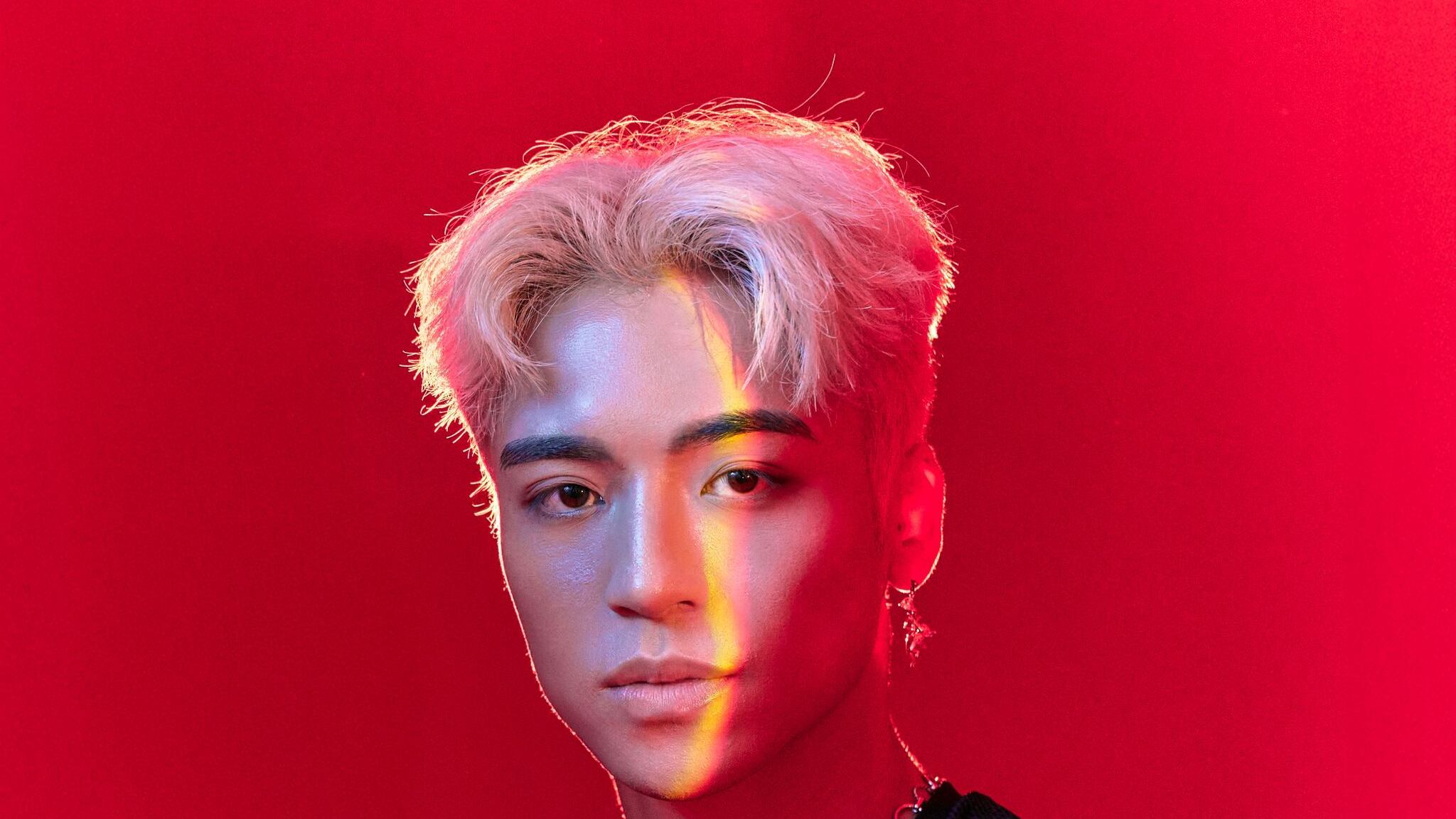 Nacido en Nueva York y de ascendencia chino-estadounidense, Beomhan (Harald Wu) combina en su propuesta la multiculturalidad que define a la nueva generación global. Desde sus inicios como trainee en Corea del Sur, donde formó parte del grupo pre-debut M.O.N.T Arena, hasta su consolidación como solista, ha demostrado ser un artista versátil, disciplinado y con una conexión auténtica con sus seguidores.