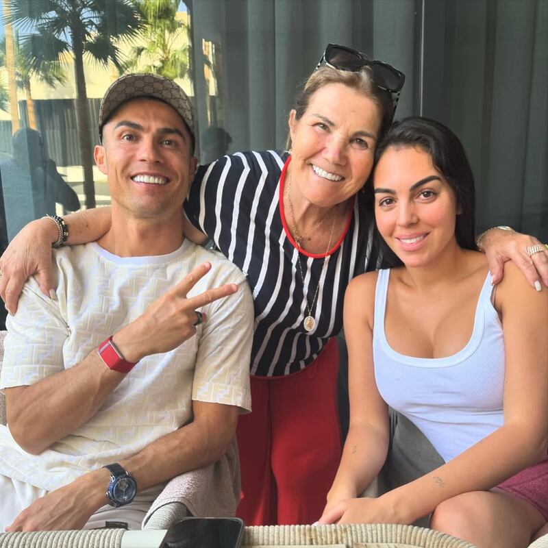 Dolores Aveiro junto a Cristiano Ronaldo y Georgina Rodríguez en Riad