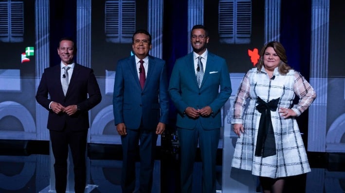Candidatos a la gobernación durante debate de Wapa. De izquierda a derecha: Juan Dalmau del Partido Independentista Puertorriqueño, Javier Jiménez de Proyecto Dignidad, Jesús Manuel Ortiz del Partido Popular Democrático, Jenniffer González del Partido Nuevo Progresista. Wapa digital.