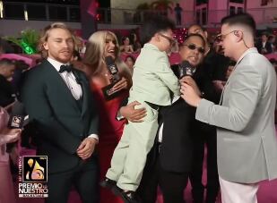 Alofoke carga a joven con enanismo como si fuera un bebé y lo quieren cancelar