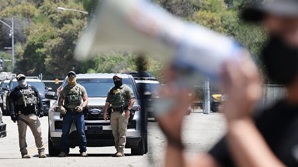 Agentes de ICE frente al Dodger Stadium