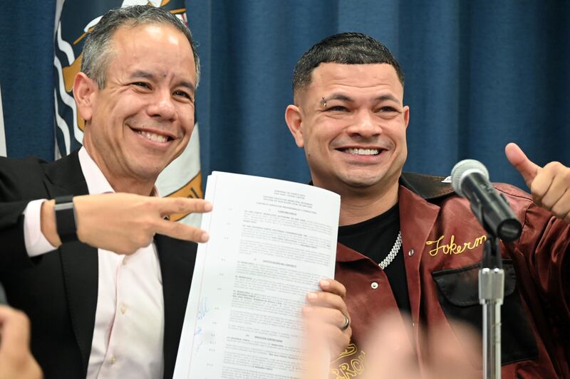 El alcalde de San Juan, Miguel Romero firma acuerdo para comenzar  talleres de musica urbana entre otras, para estudiantes de San Juan