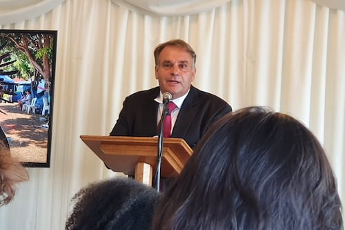 Polémica renuncia de diputado británico: fue sorprendido viendo pornografía en plena sesión