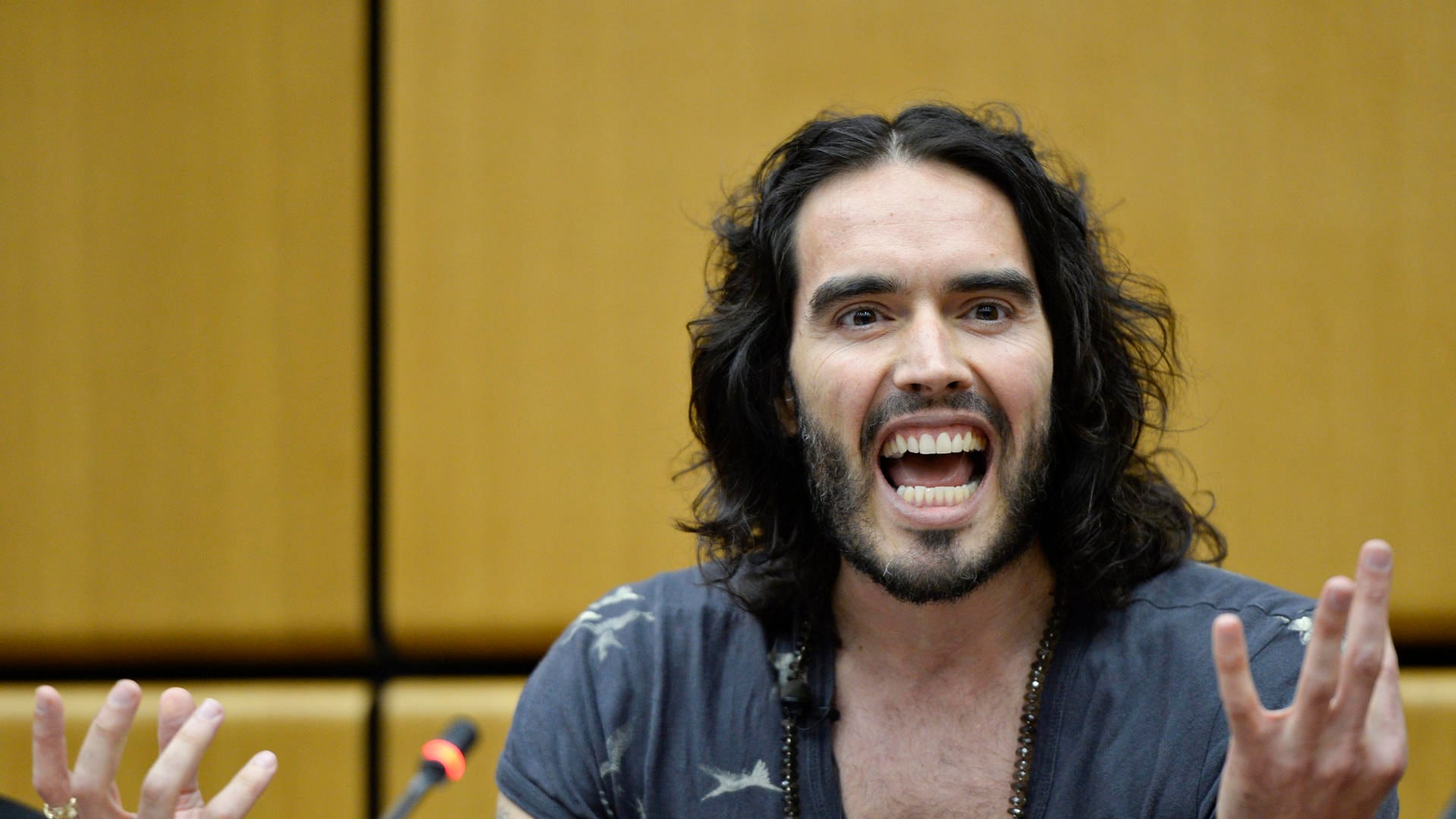 FOTO ARCHIVO. Actor Russell Brand . EPA/HERBERT NEUBAUER