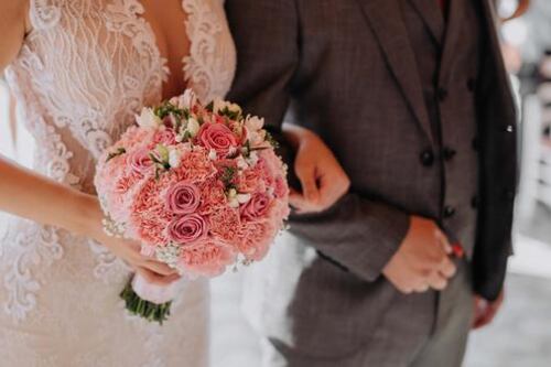 De película: Novia cancela su boda tras descubrir a novio siendo amamantado por suegra