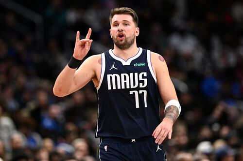Mavericks de Dallas se quedarán un mes sin Luka Doncic por lesión en la pantorrilla