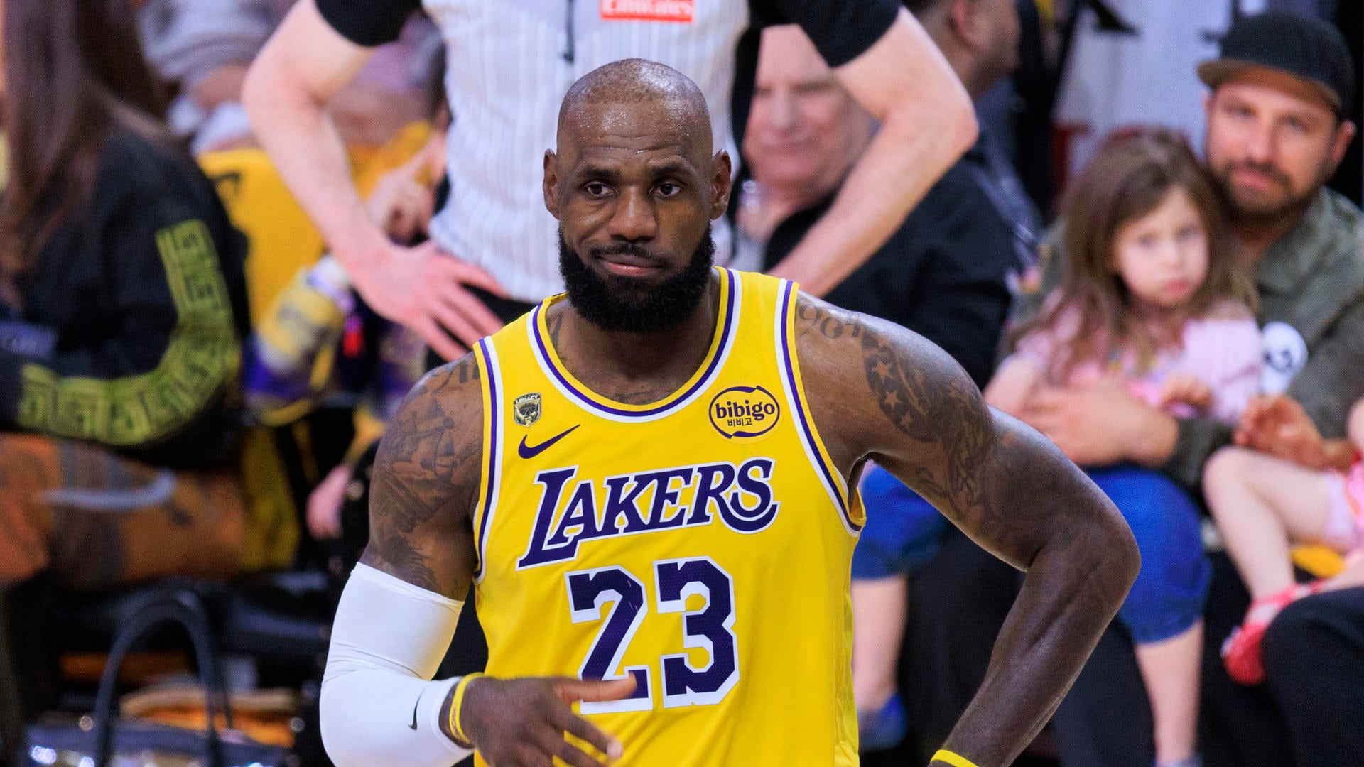 LeBron James, de Los Angeles Lakers, reacciona durante el primer partido de la serie de eliminatorias de la NBA entre Houston Rockets y Los Angeles Lakers en el Crypto.com Arena de Los Ángeles, California (Estados Unidos). EFE/Ariana Ruiz