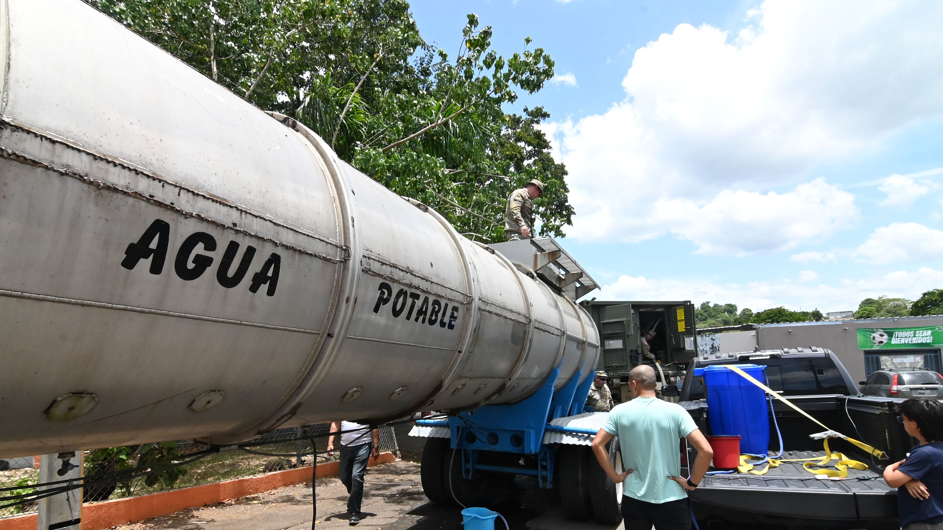 Ciudadanos se abastecen de agua, Oasis en Guaynabo.