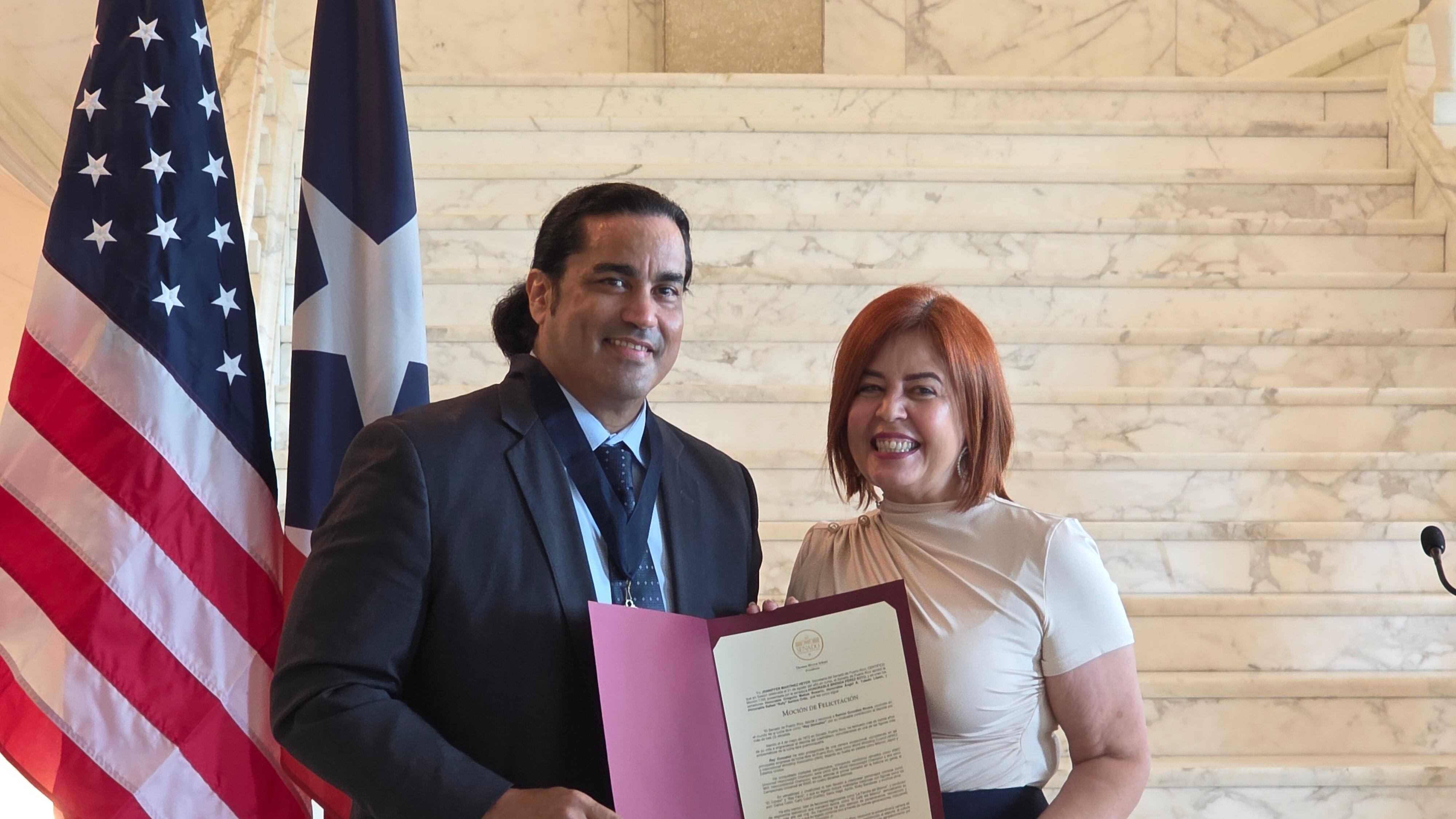 San Juan, PR. La senadora del Distrito de Arecibo, Hon. Brenda Pérez Soto, llevó a cabo un emotivo acto de reconocimiento a la trayectoria del luchador profesional Ray González, oriundo de Dorado. 27 de agosto de 2025. Suministrada