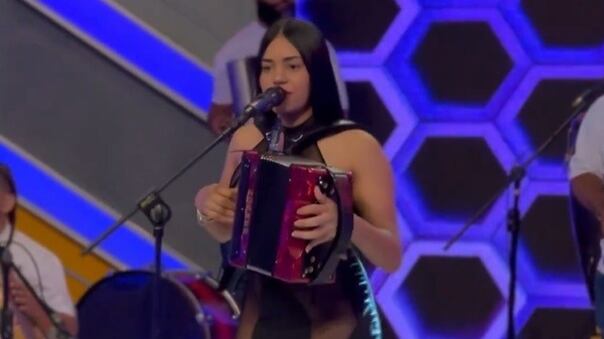 "Hazme como el perro bebe agua" es la frase que en las redes sociales no ha parado de ser viral desde el lanzamiento del tema de Nelly Swing ‘La Rompe Ola’.