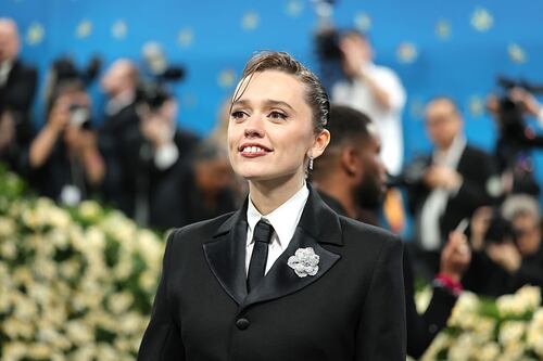 The White Lotus 3: Aimee Lou Wood destaca en la Met Gala y pone fin a rumores de enemistad con Walton Goggins