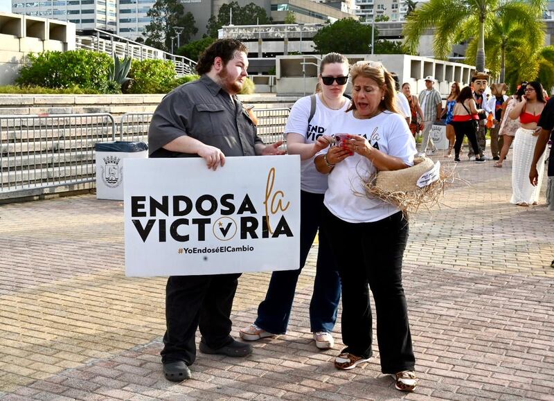 Personas de todas partes llegaron hasta el Coliseo de Puerto Rico, José Miguel Agrelot.